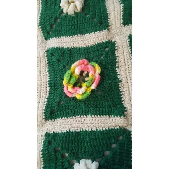 Vintage granny square Afghan flower center Green White 43 x 58 Crochet Hand Made - Picture 8 of 9
